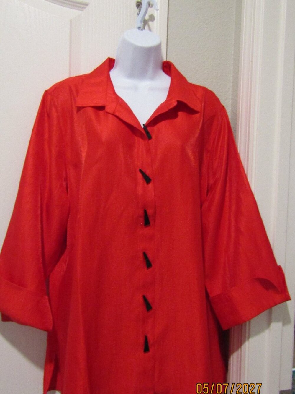 Oriental Style blouse Red w/ Black buttons